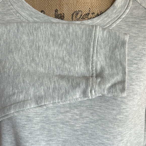 Lou & Gray signature soft plush marled gray hi lo crew neck sweatshirt - Picture 5 of 16